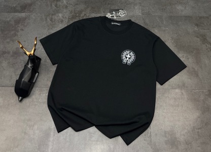 クロムハーツ「Chrome Hearts」サンスクリットクロス デジタルエンボスTシャツ