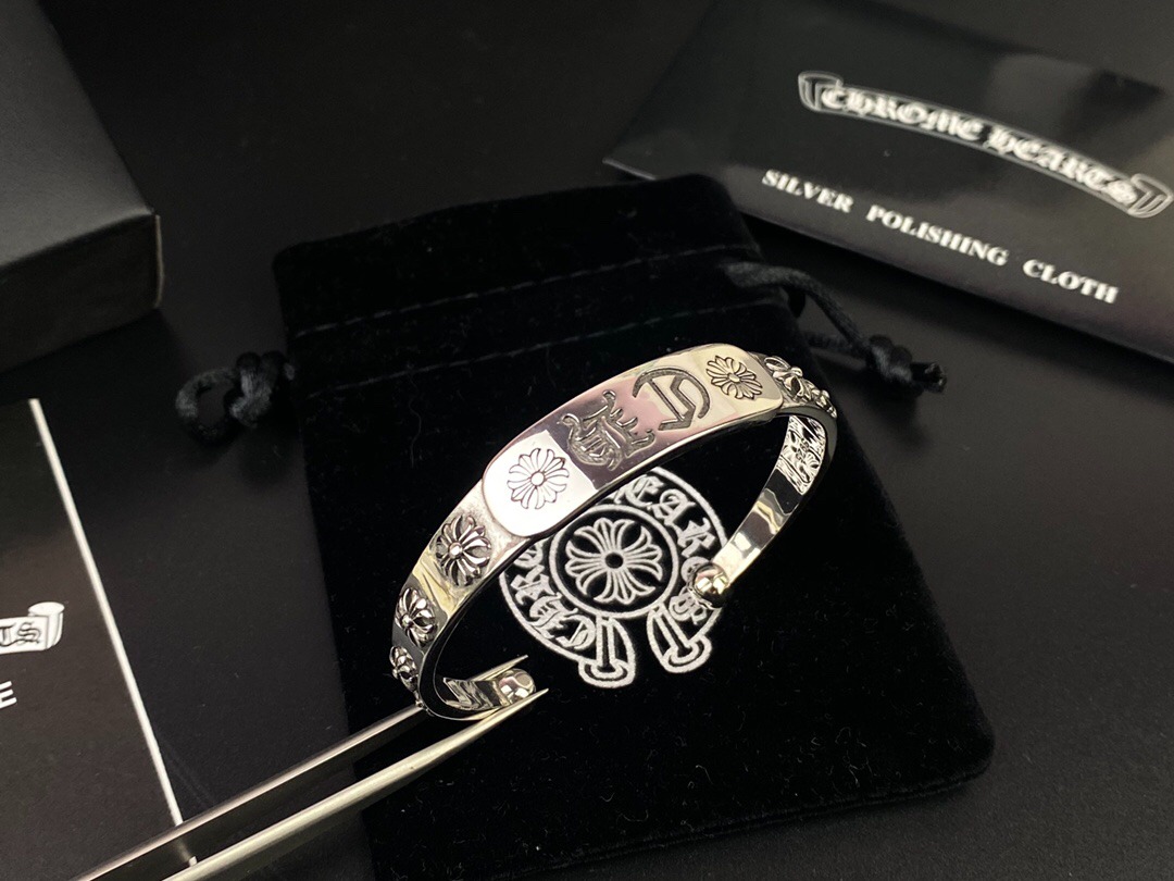 クロムハーツ「Chrome Hearts」Fleur-de-Lis Cross Cuff Bracelet