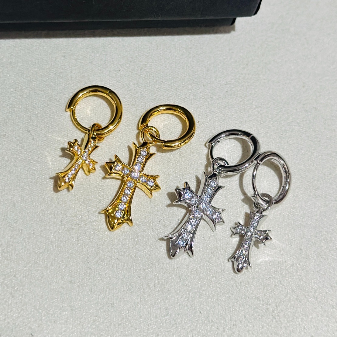 クロムハーツ「Chrome Hearts」クロムハーツ アシンメトリークロスピアス S925 ピアス