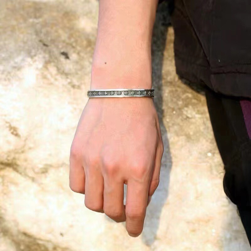 クロムハーツ「Chrome Hearts」Unisex Cross Cuff Bracelet