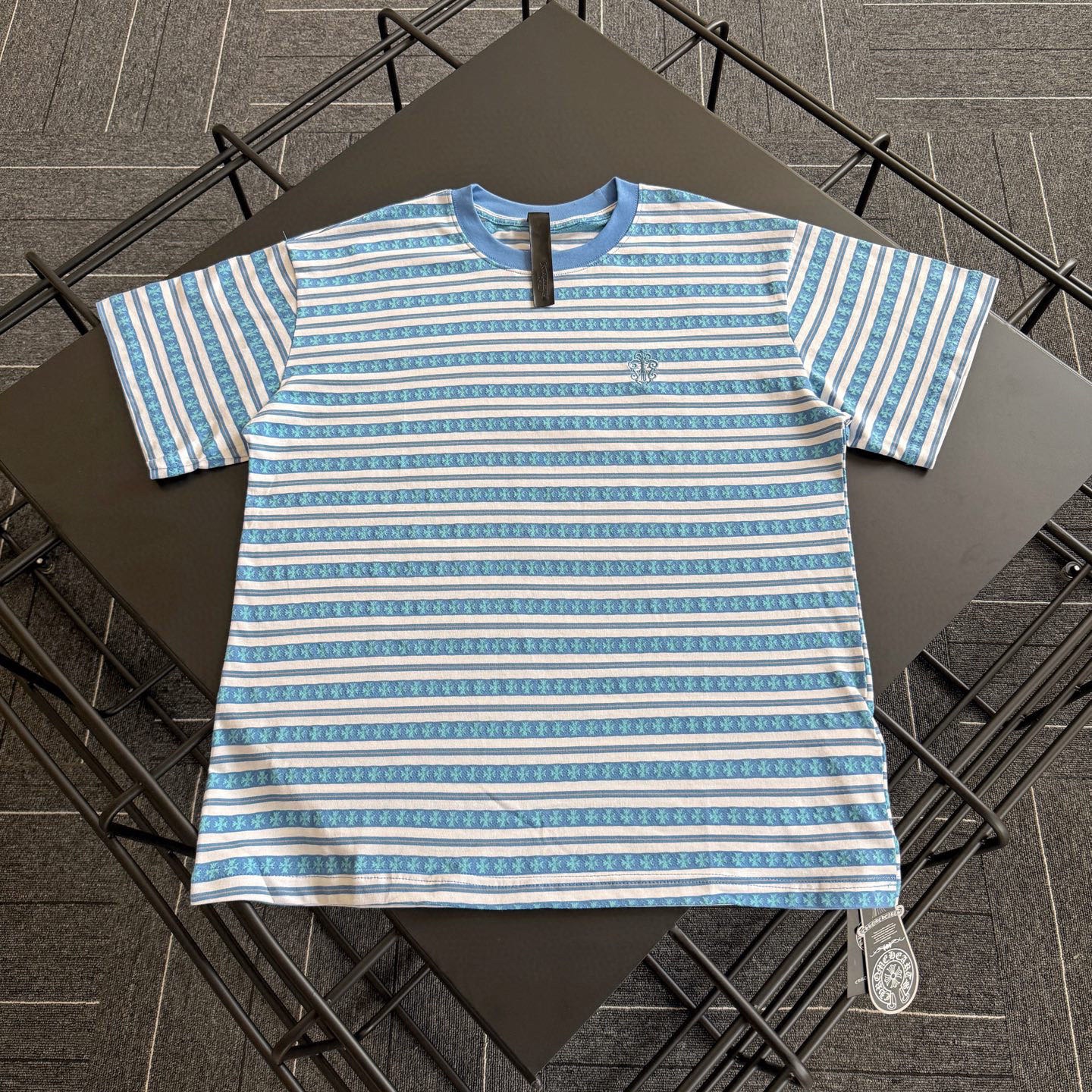 クロムハーツ「Chrome Hearts」 ストライプサンスクリットTシャツ