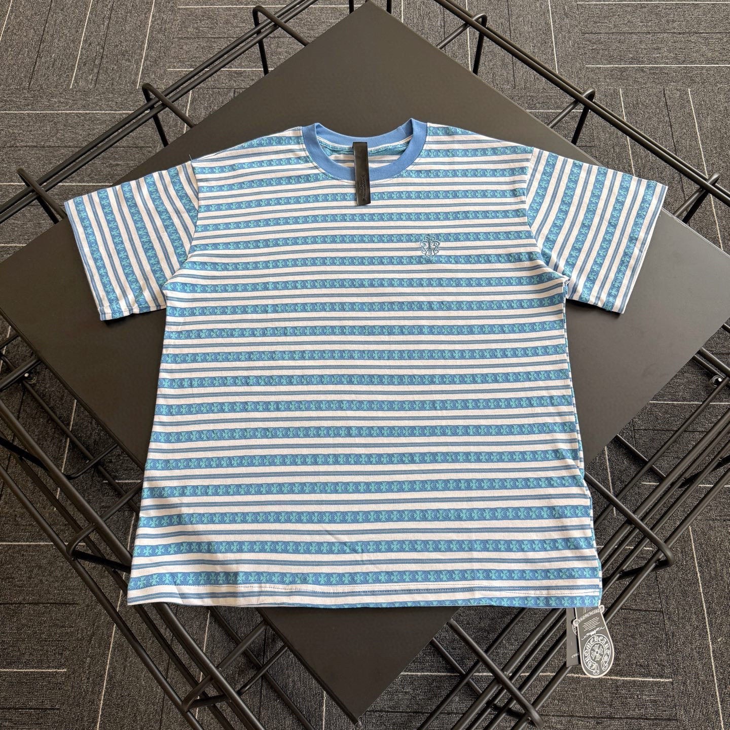 クロムハーツ「Chrome Hearts」 ストライプサンスクリットTシャツ