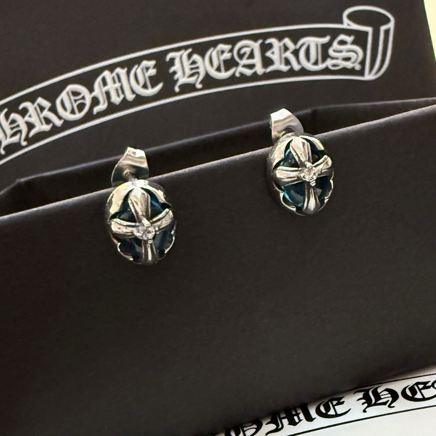 クロムハーツ「Chrome Hearts」クロムハーツ ブルーダイヤモンドクロスピアス 18K WG ピアス