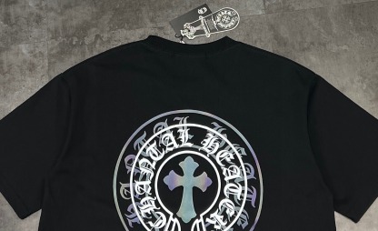 クロムハーツ「Chrome Hearts」サンスクリットクロス デジタルエンボスTシャツ