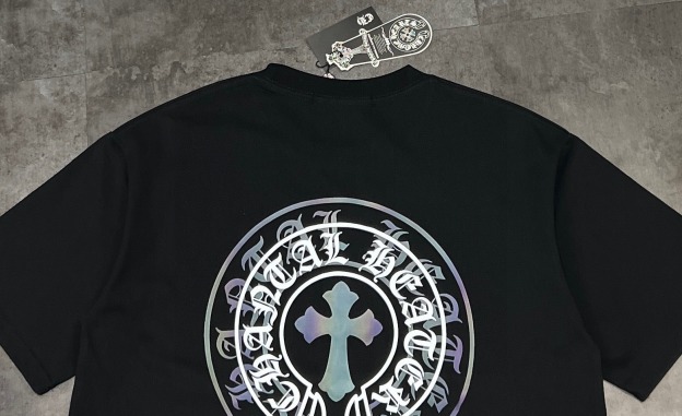 クロムハーツ「Chrome Hearts」サンスクリットクロス デジタルエンボスTシャツ