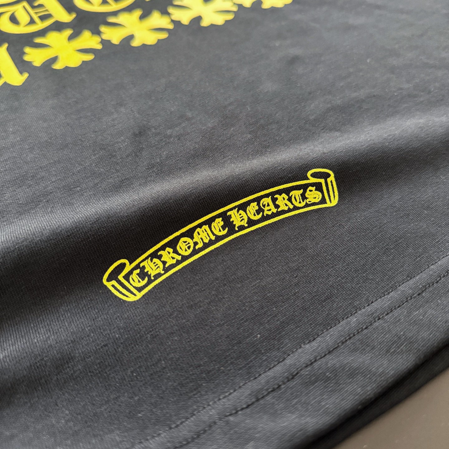 クロムハーツ「Chrome Hearts」ストライプサンスクリットTシャツ