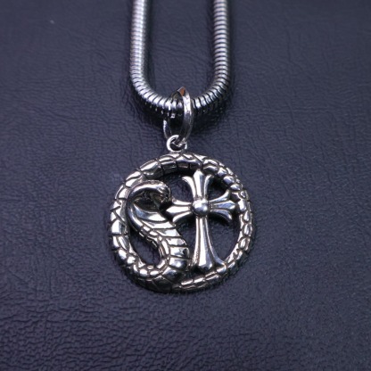 クロムハーツ「Chrome Hearts」スネーク＆クロス ペンダントネックレス