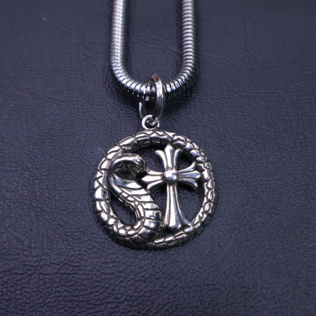 クロムハーツ「Chrome Hearts」スネーク＆クロス ペンダントネックレス