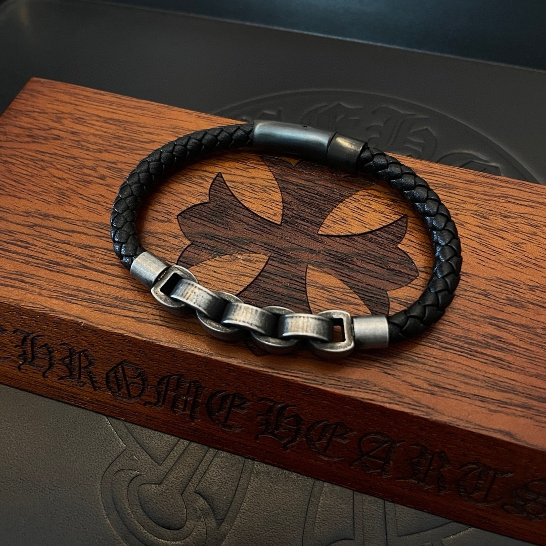 クロムハーツ「Chrome Hearts」Leather Wrap Bracelet with Cross Charm