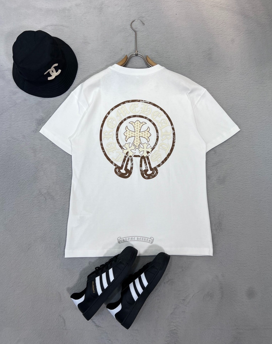 クロムハーツ「Chrome Hearts」プレミアムロゴTシャツ