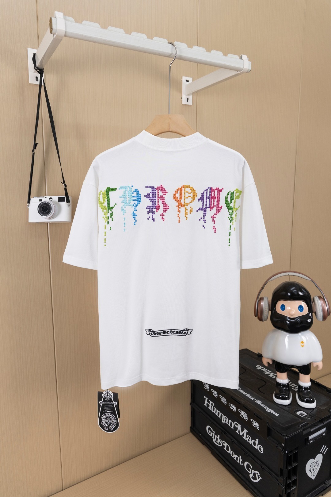 クロムハーツ「Chrome Hearts」カラフルサンスクリット エンブロイダリーTシャツ