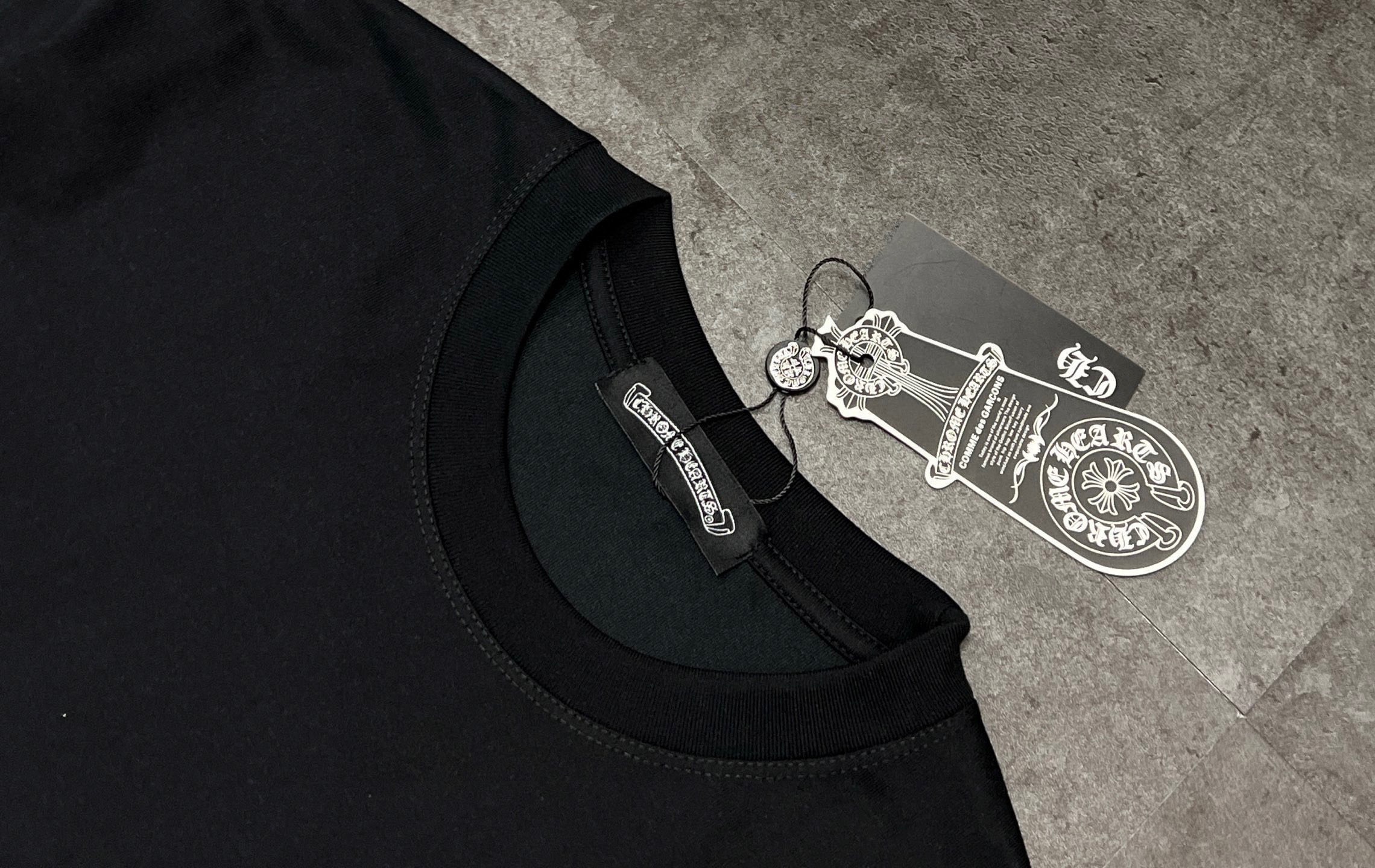 クロムハーツ「Chrome Hearts」サンスクリットクロス デジタルエンボスTシャツ