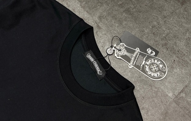 クロムハーツ「Chrome Hearts」サンスクリットクロス デジタルエンボスTシャツ