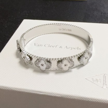クロムハーツ「Chrome Hearts」 Gothic Slim Cuff Bracelet-ISETAN PRESTIGE CURATED