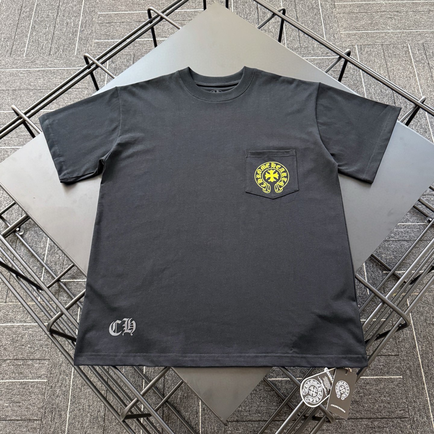 クロムハーツ「Chrome Hearts」ストライプサンスクリットTシャツ