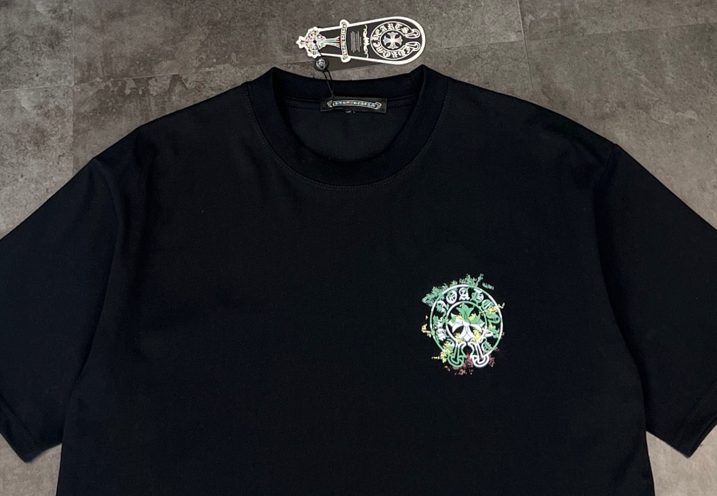 クロムハーツ「Chrome Hearts」シグネチャークロス プリントTシャツ