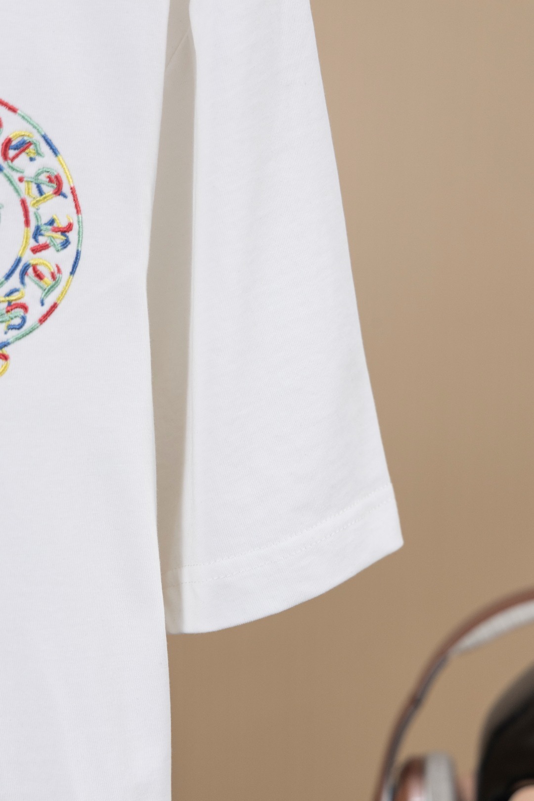 クロムハーツ「Chrome Hearts」カラフルサンスクリット エンブロイダリーTシャツ