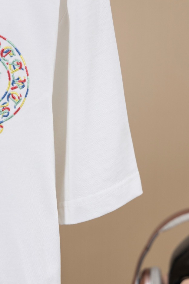 クロムハーツ「Chrome Hearts」カラフルサンスクリット エンブロイダリーTシャツ