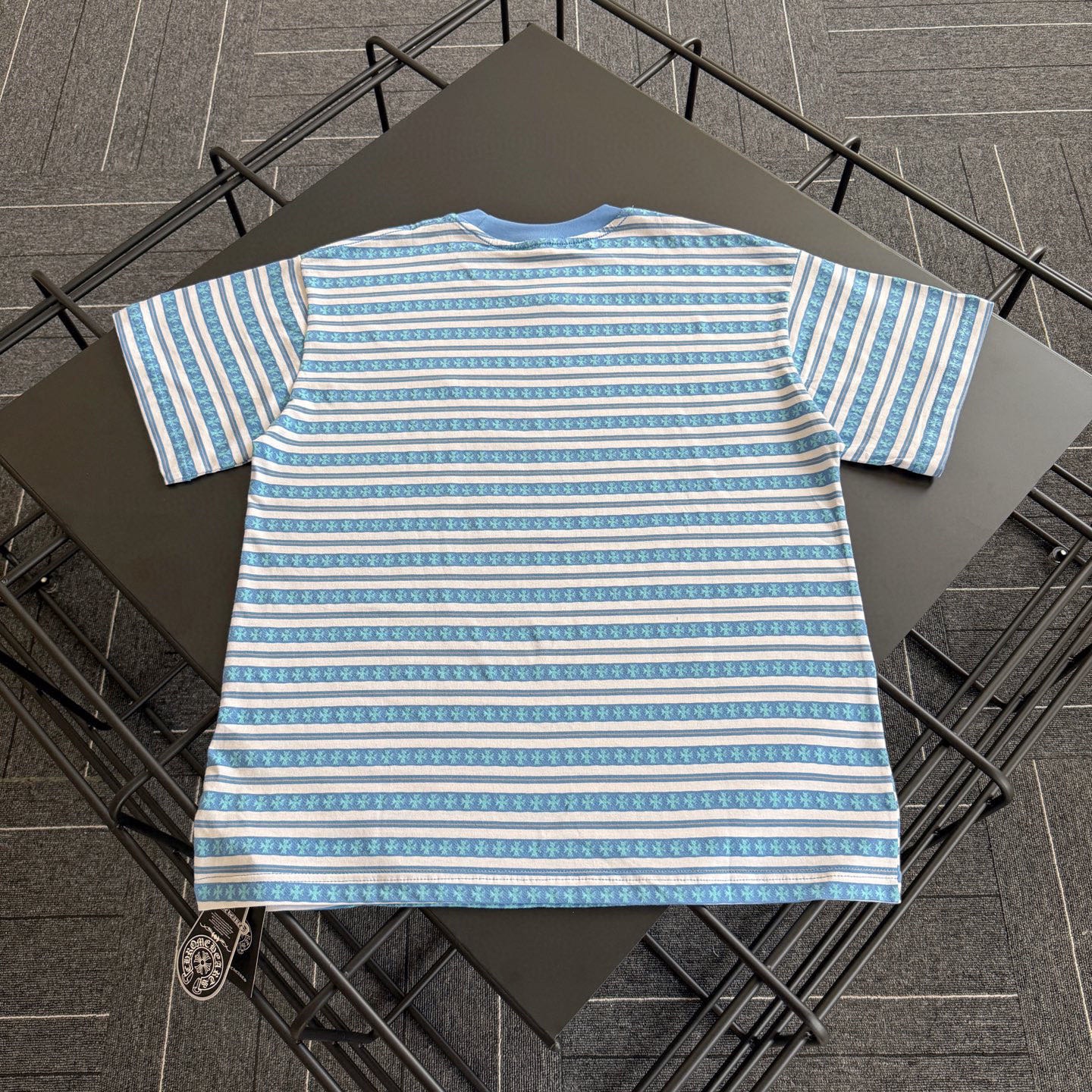 クロムハーツ「Chrome Hearts」 ストライプサンスクリットTシャツ