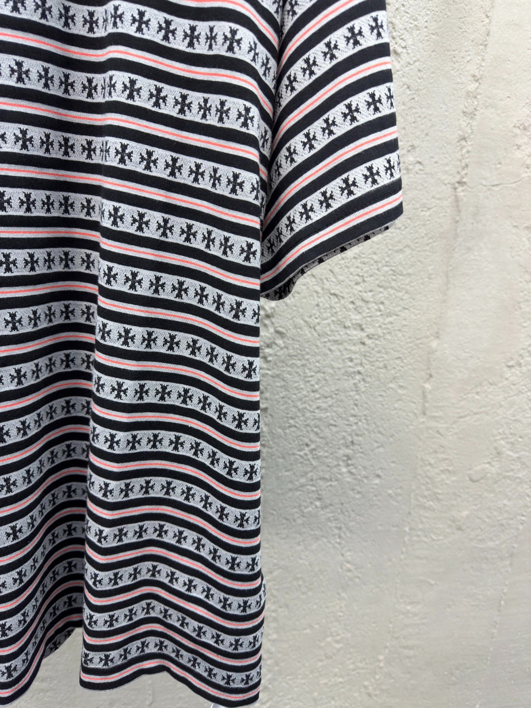 クロムハーツ「Chrome Hearts」ストライプ オールオーバープリント Tシャツ