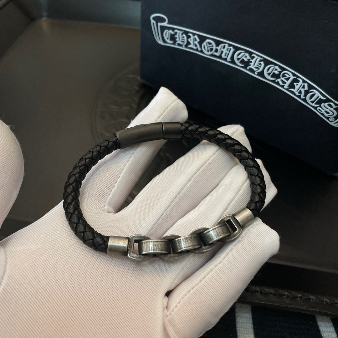 クロムハーツ「Chrome Hearts」Leather Wrap Bracelet with Cross Charm