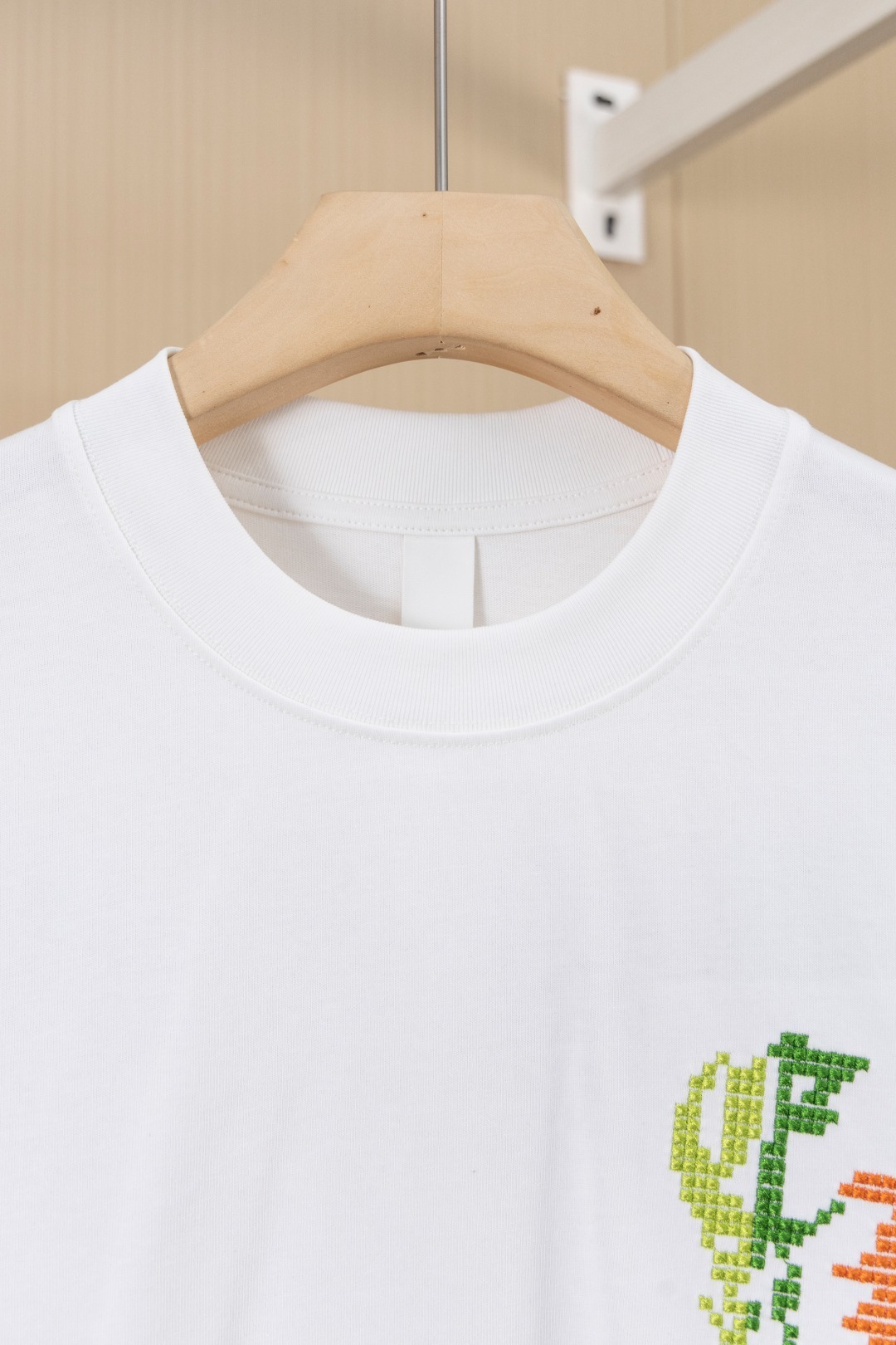 クロムハーツ「Chrome Hearts」カラフルサンスクリット エンブロイダリーTシャツ