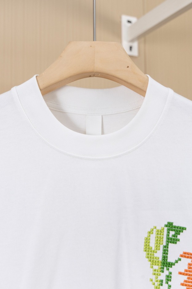 クロムハーツ「Chrome Hearts」カラフルサンスクリット エンブロイダリーTシャツ