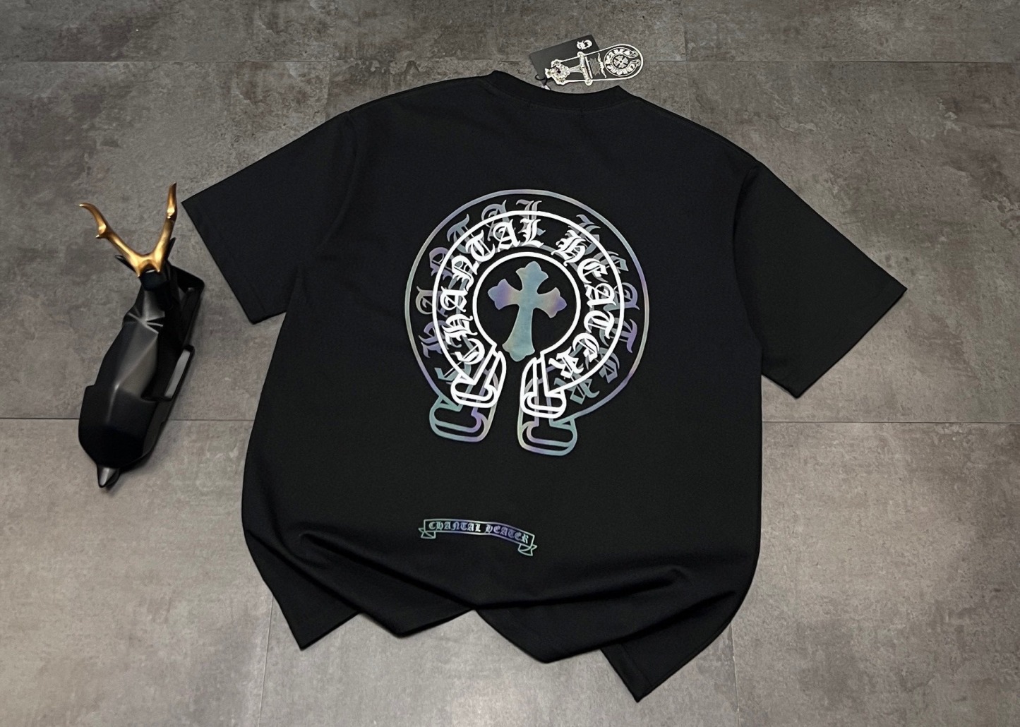 クロムハーツ「Chrome Hearts」サンスクリットクロス デジタルエンボスTシャツ