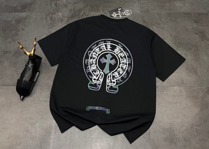 クロムハーツ「Chrome Hearts」サンスクリットクロス デジタルエンボスTシャツ