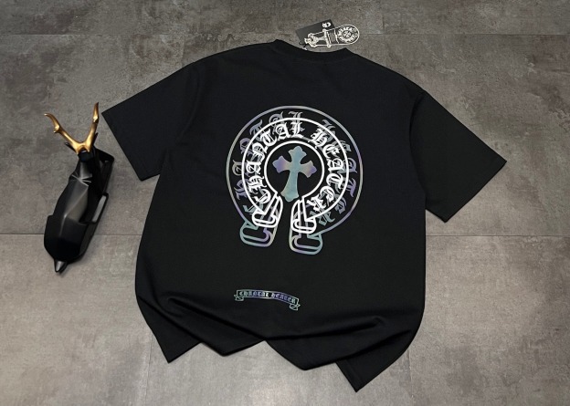 クロムハーツ「Chrome Hearts」サンスクリットクロス デジタルエンボスTシャツ