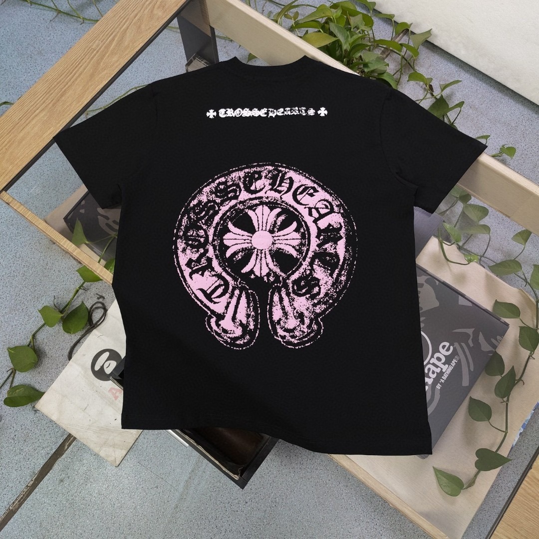 クロムハーツ「Chrome Hearts」クロス＆サンスクリット フォームプリントTシャツ