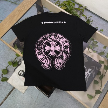 クロムハーツ「Chrome Hearts」クロス＆サンスクリット フォームプリントTシャツ