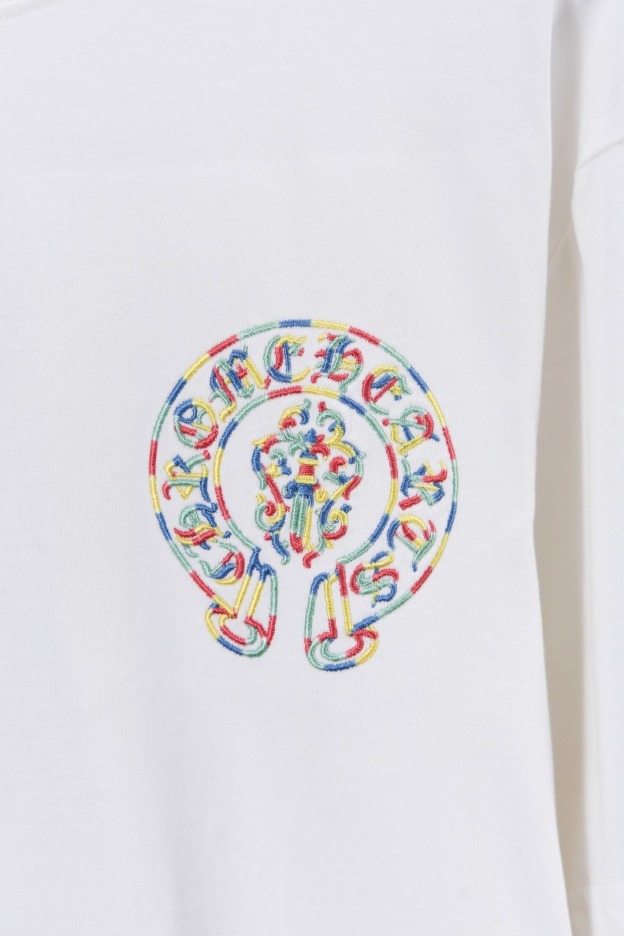 クロムハーツ「Chrome Hearts」カラフルサンスクリット エンブロイダリーTシャツ