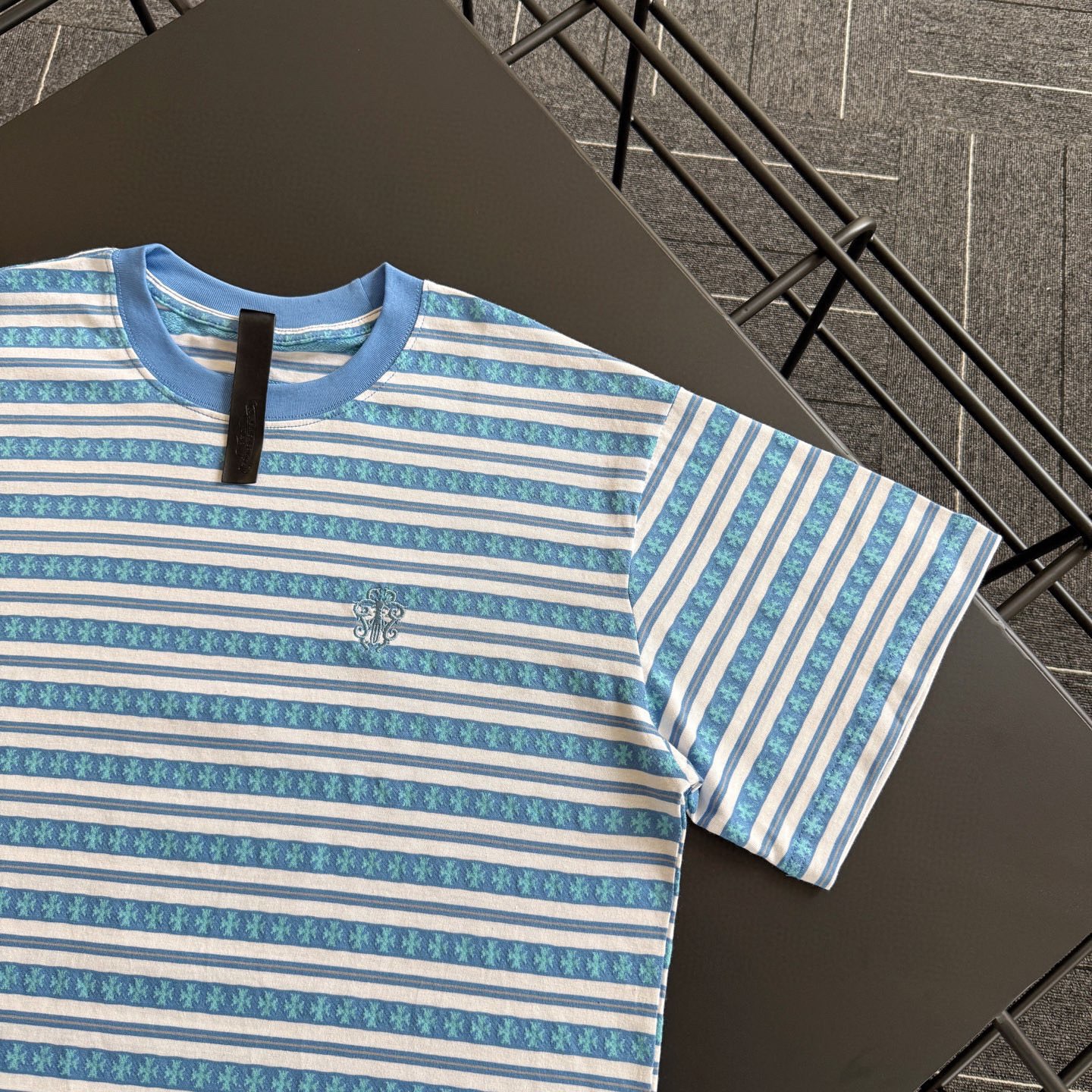 クロムハーツ「Chrome Hearts」 ストライプサンスクリットTシャツ