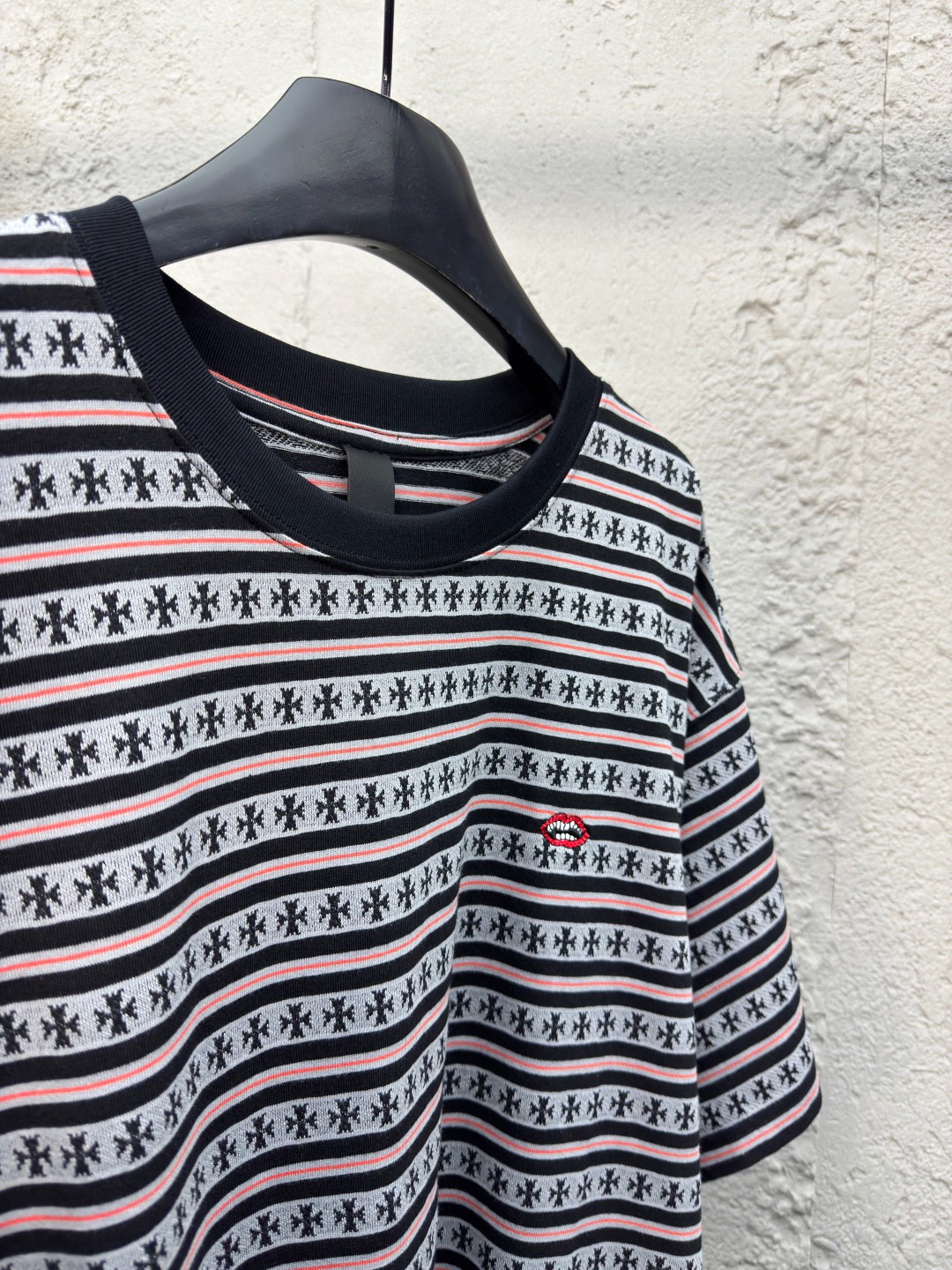 クロムハーツ「Chrome Hearts」ストライプ オールオーバープリント Tシャツ