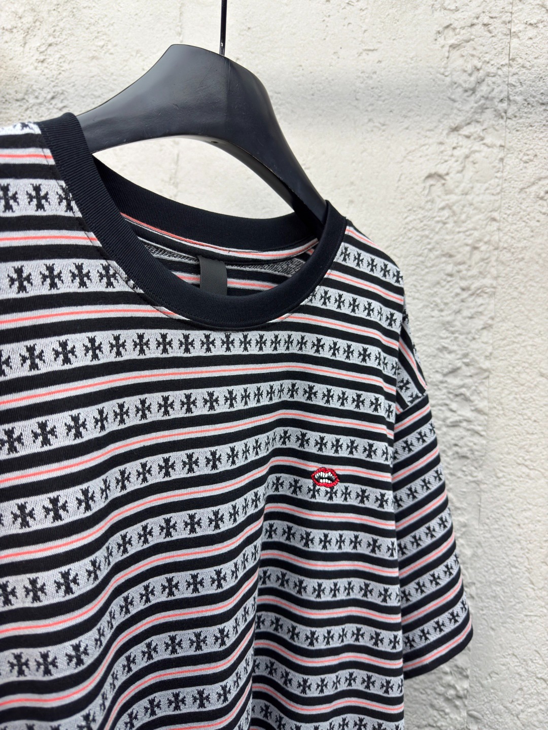 クロムハーツ「Chrome Hearts」ストライプ オールオーバープリント Tシャツ