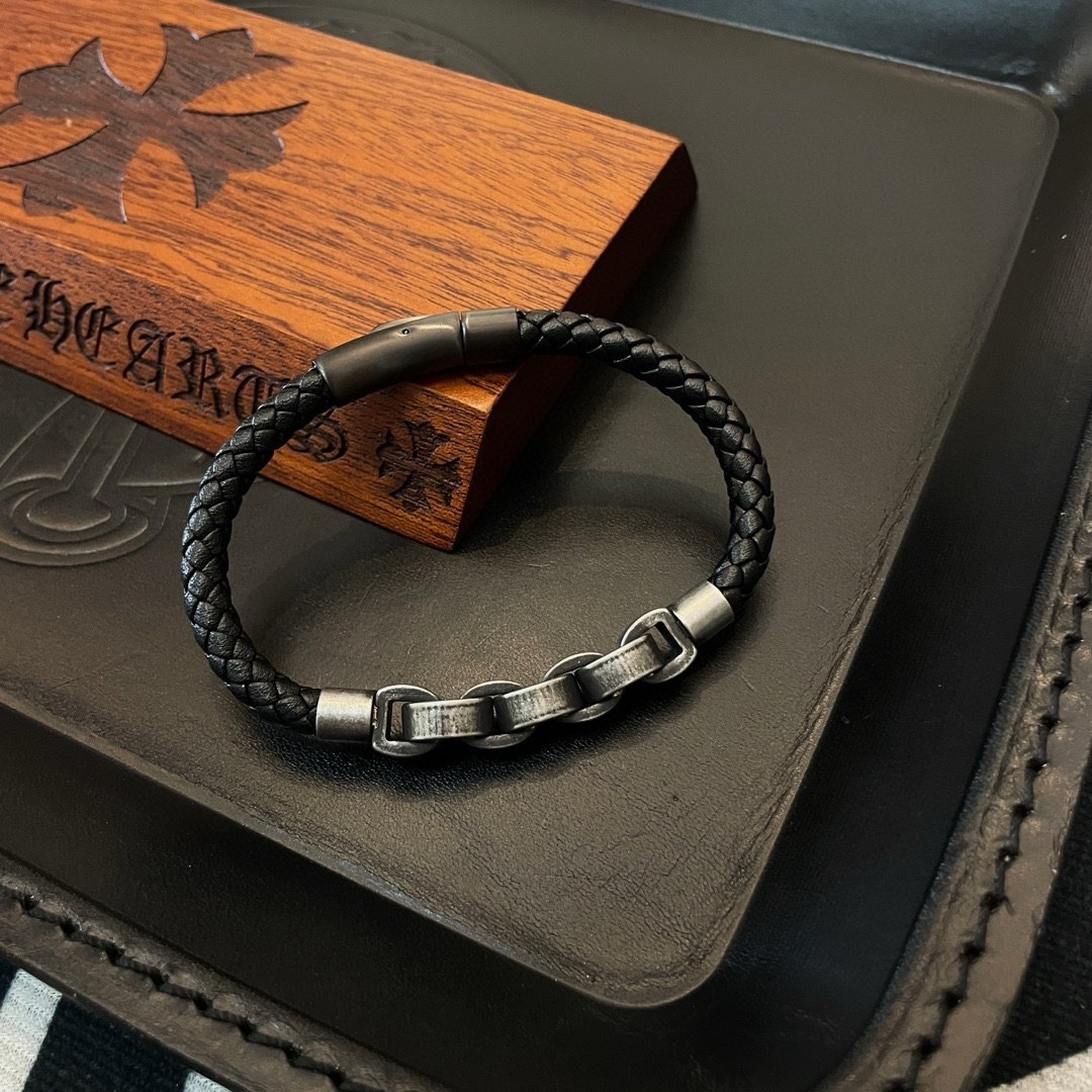 クロムハーツ「Chrome Hearts」Leather Wrap Bracelet with Cross Charm