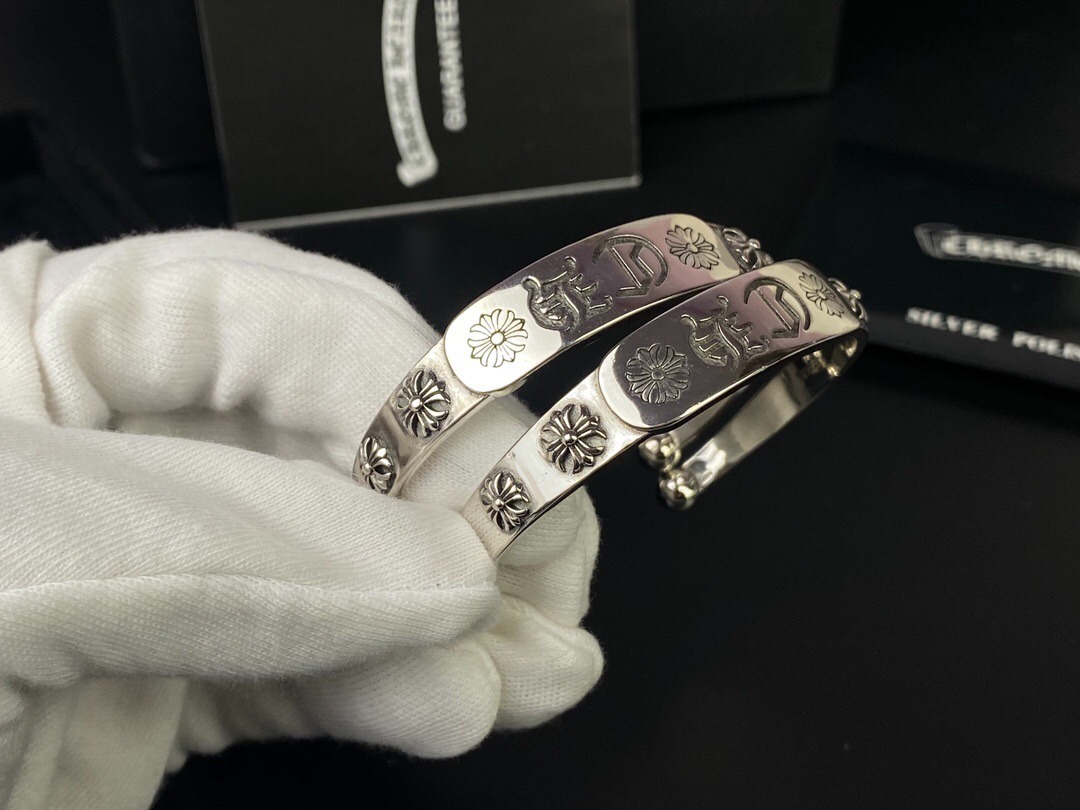 クロムハーツ「Chrome Hearts」Fleur-de-Lis Cross Cuff Bracelet