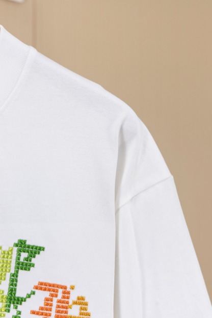 クロムハーツ「Chrome Hearts」カラフルサンスクリット エンブロイダリーTシャツ