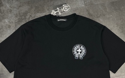 クロムハーツ「Chrome Hearts」サンスクリットクロス デジタルエンボスTシャツ