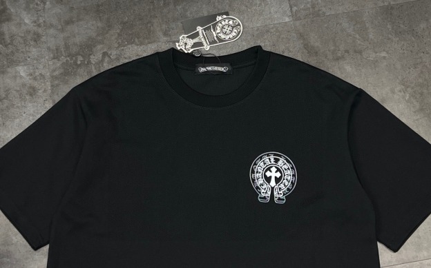 クロムハーツ「Chrome Hearts」サンスクリットクロス デジタルエンボスTシャツ