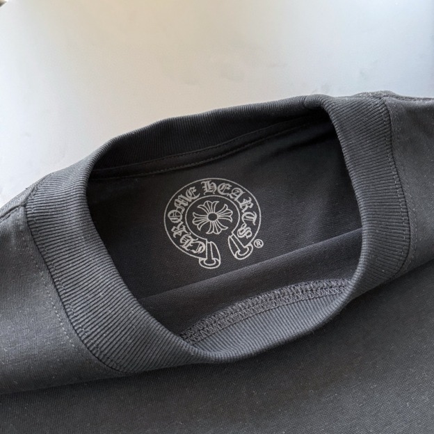 クロムハーツ「Chrome Hearts」ストライプサンスクリットTシャツ