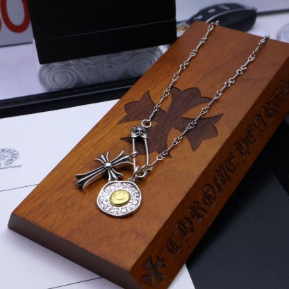 クロムハーツ「Chrome Hearts」ソーンクロス ブローチチェーンネックレス