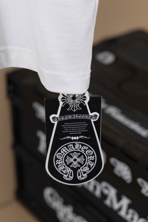 クロムハーツ「Chrome Hearts」カラフルサンスクリット エンブロイダリーTシャツ