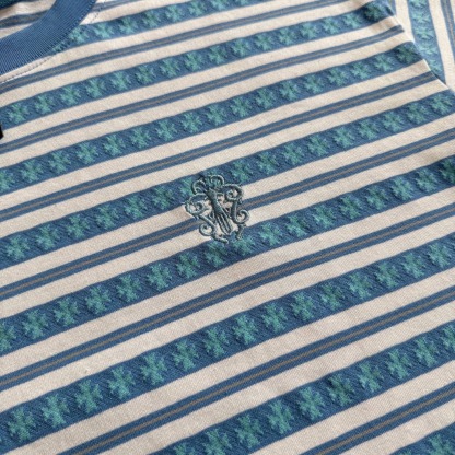 クロムハーツ「Chrome Hearts」 ストライプサンスクリットTシャツ