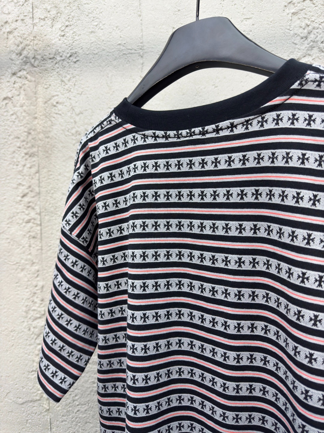 クロムハーツ「Chrome Hearts」ストライプ オールオーバープリント Tシャツ