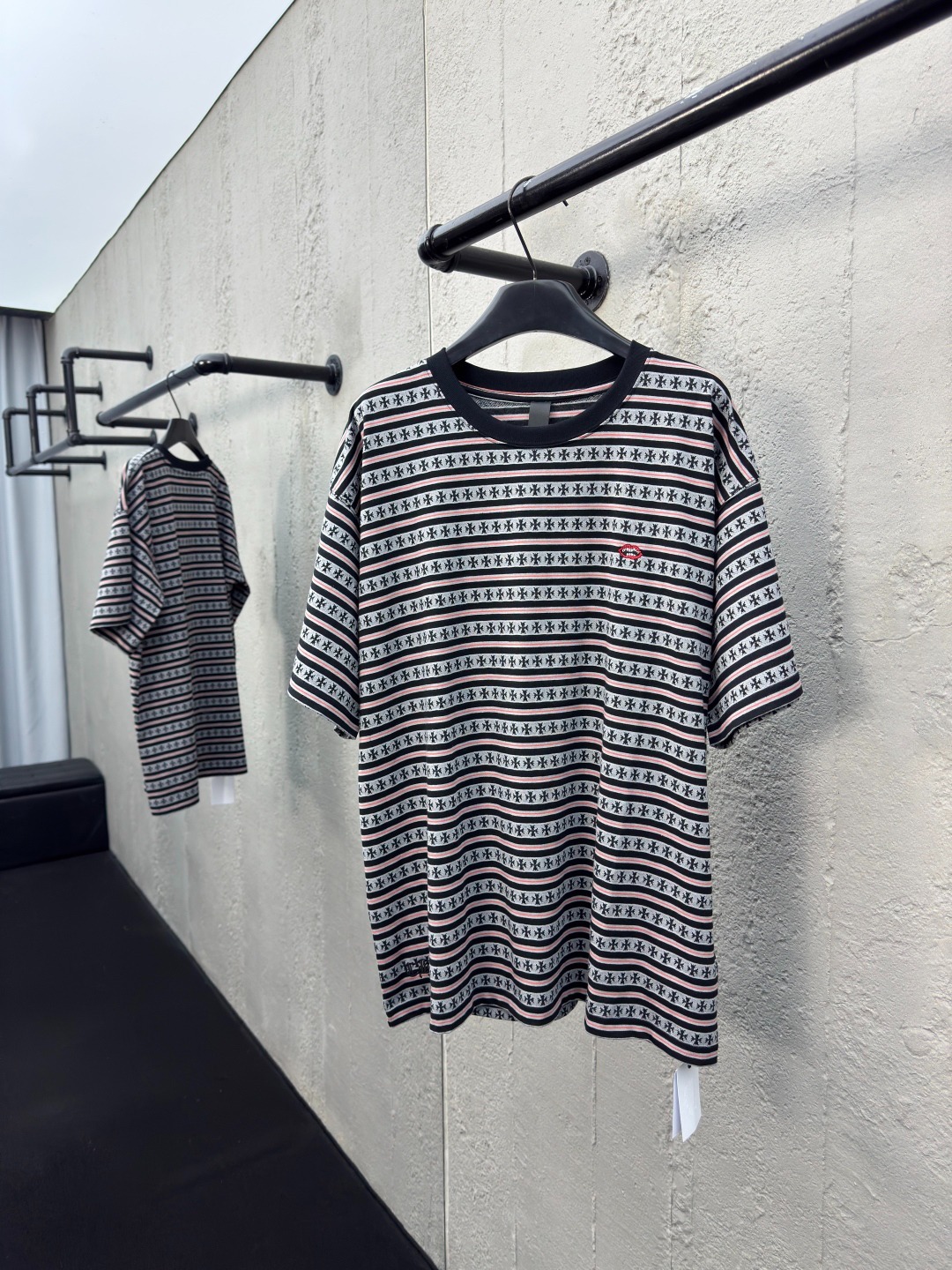 クロムハーツ「Chrome Hearts」ストライプ オールオーバープリント Tシャツ