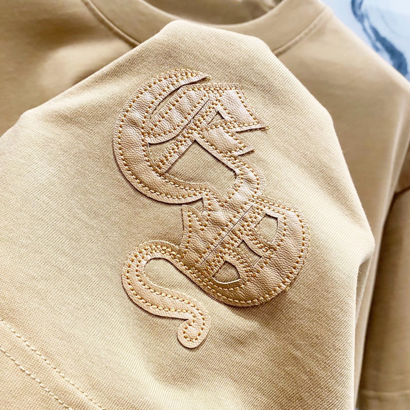 クロムハーツ「Chrome Hearts」レザー&サンスクリットTシャツ