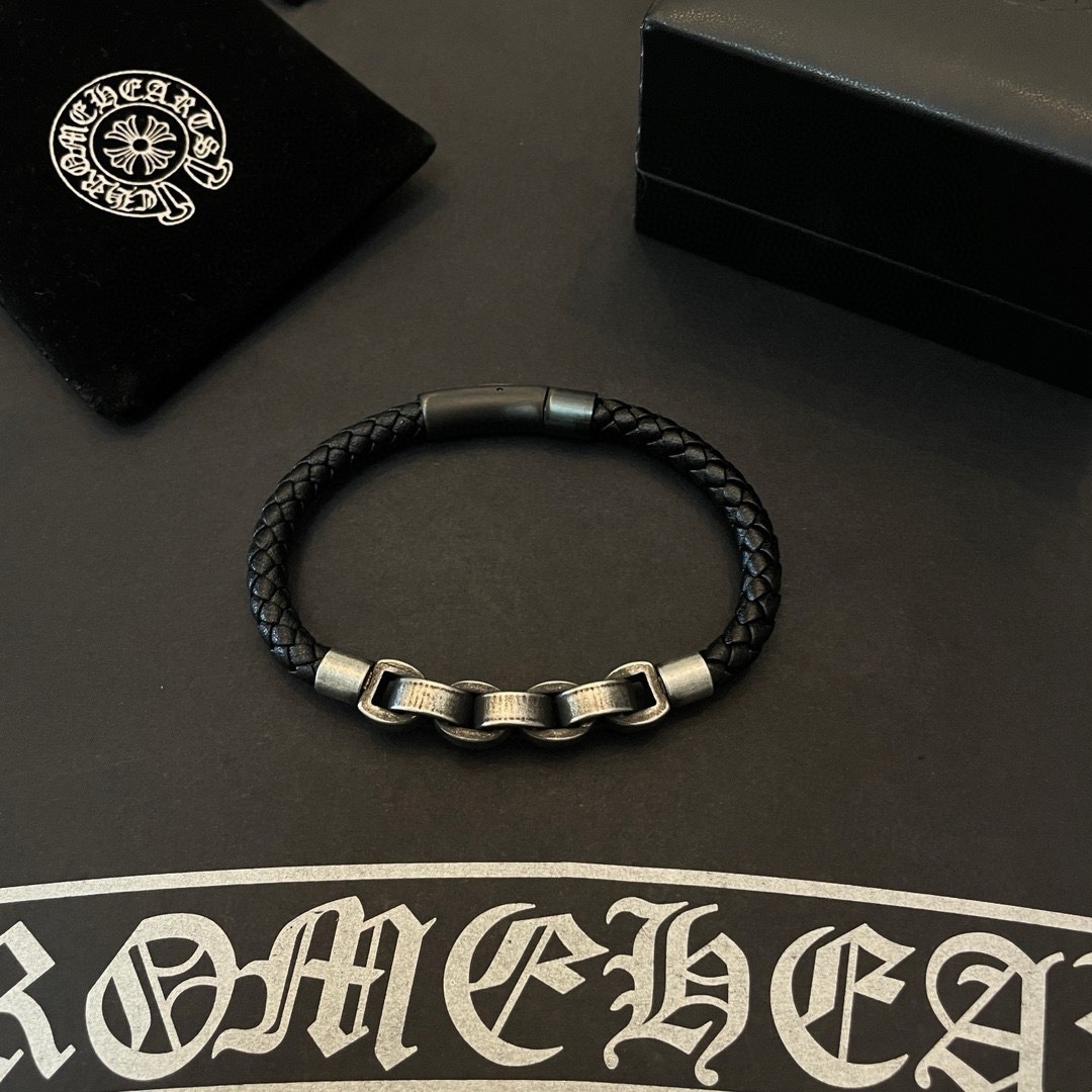 クロムハーツ「Chrome Hearts」Leather Wrap Bracelet with Cross Charm