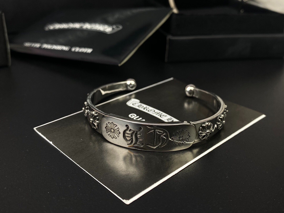 クロムハーツ「Chrome Hearts」Fleur-de-Lis Cross Cuff Bracelet